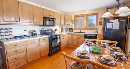 Elegant Mountain Retreat with Stunning Views