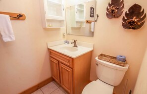 Combined shower/tub, towels