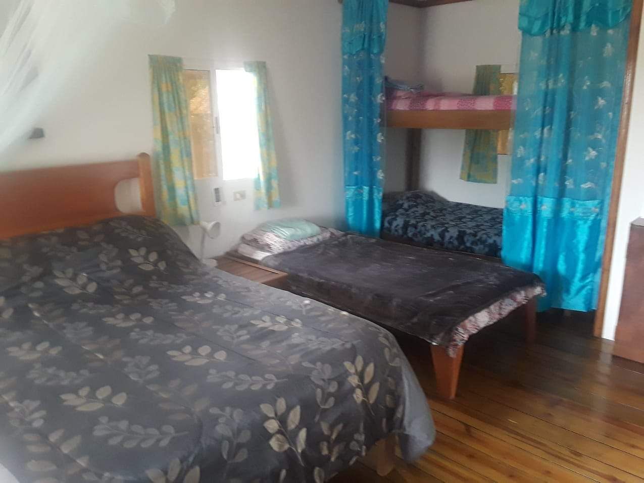 3 habitaciones, tabla de planchar con plancha, wifi y ropa de cama 