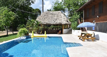 Ubicado en 15 acres de jungla, y cerca de los famosos cajeros automáticos y ruinas mayas