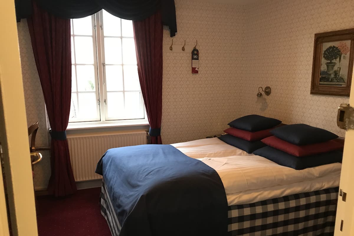 Basic Double Room (French Bed 1,40) | Minibar, individually decorated, individually furnished, desk
