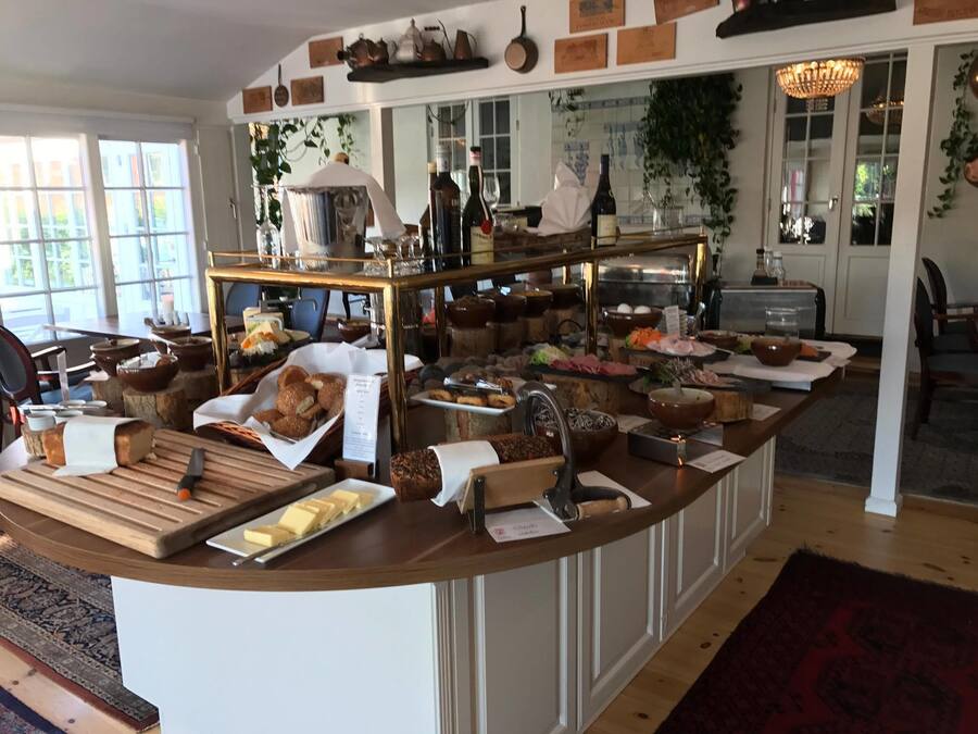 Montaje de bufé con diversos alimentos y una estación de café.