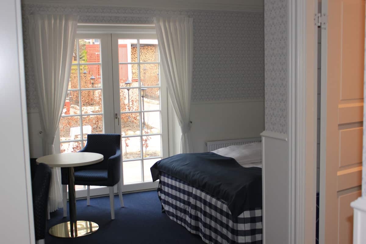 luxury double room (terrace or balcony) | minibar, individually decorated, individually furnished, desk