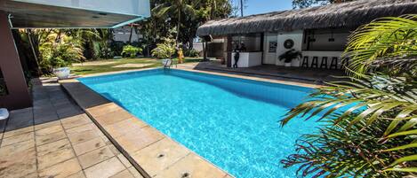 Piscine extérieure, parasols