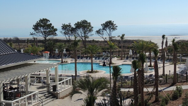 A resort with a swimming pool, beach views, and outdoor seating areas. - Updated Spectacular Kitchen Great Ocean Views Bikes & Beach Gear included (Hilton Head Island)