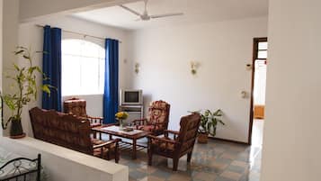 Economy appartement, 1 slaapkamer, en-suite badkamer, uitzicht op binnenplaats | Woonruimte | Een 32-inch flatscreentelevisie met digitale zenders en een televisie