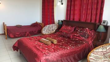 Economy-Apartment, 1 Schlafzimmer, mit Bad, Blick auf den Innenhof | 1 Schlafzimmer, Allergikerbettwaren, Zimmersafe, individuell dekoriert
