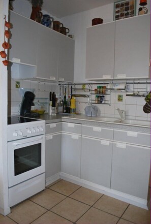 Kylskåp, mikrovågsugn, ugn och brödrost