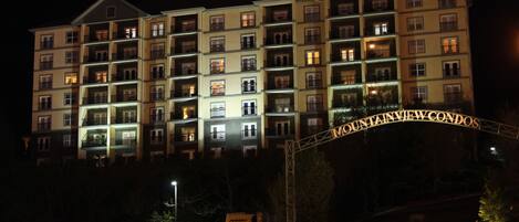 Un hotel de varios pisos con un llamativo arco de entrada.