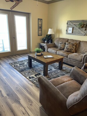 Älytelevisio, takka, kirjoja