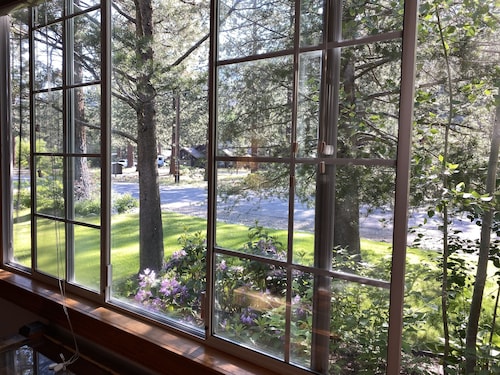 Charming, Cozy, Cottage. Location Perfect for Outdoor enthusiasts and Couples