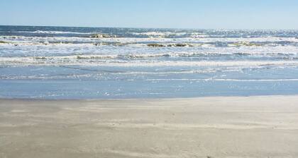 Beach2Bay 3/2.5 Home with Private Swimming Pool, 4 Sun Decks, Gorgeous Retreat