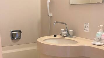 Bañera con ducha, bañera profunda, artículos de tocador gratuitos