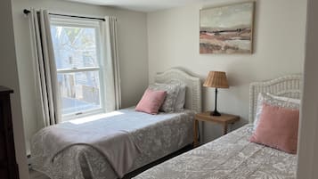 2 bedrooms, iron/ironing board, free WiFi