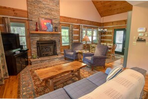 TV, caminetto, lettore DVD