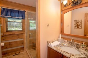 Ensemble baignoire-douche, serviettes fournies