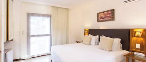 Habitación superior con 1 cama doble o 2 individuales | Minibar, caja fuerte, cortinas opacas y wifi gratis