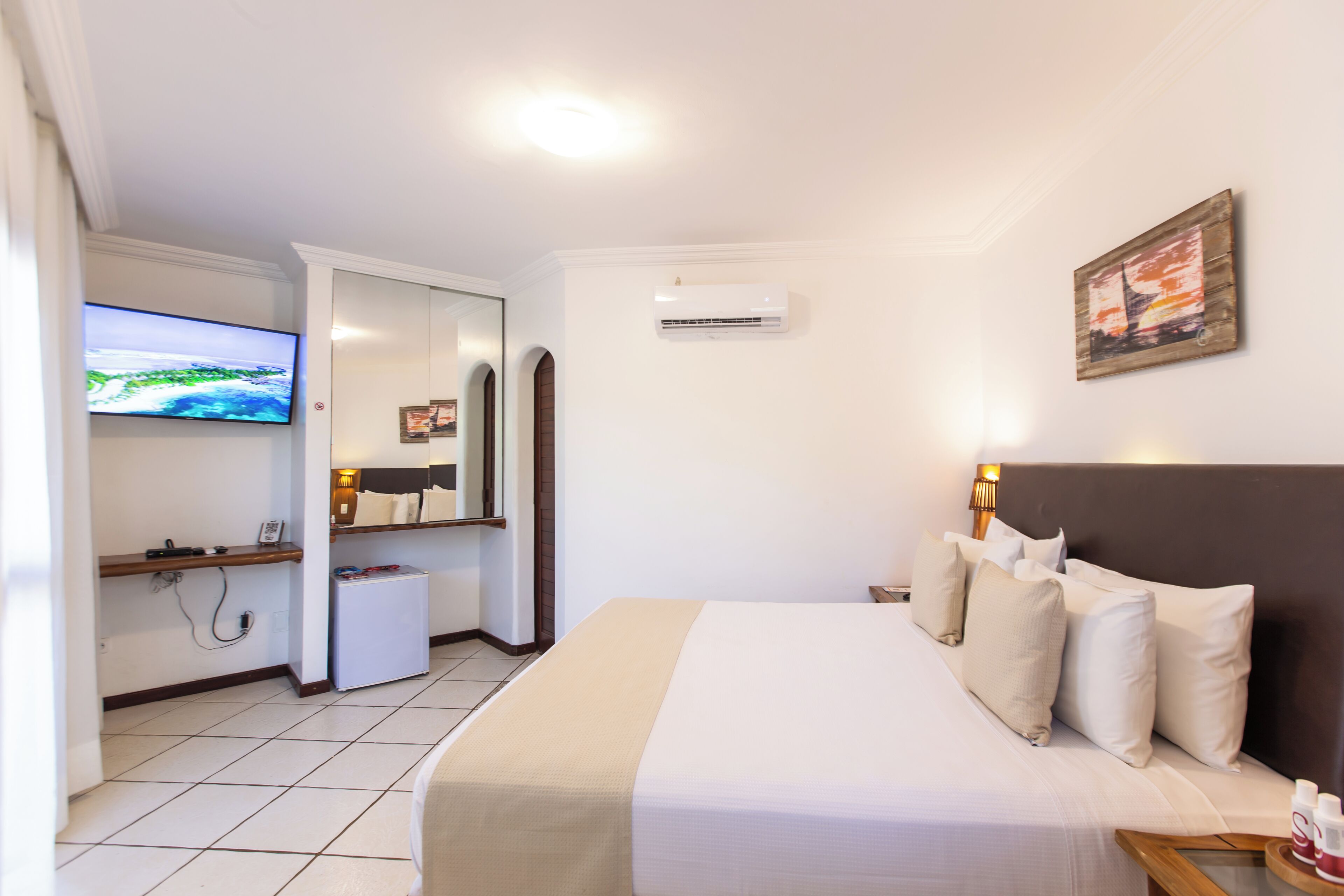 deluxe double or twin room | minibar, in-room safe, blackout curtains, rollaway beds