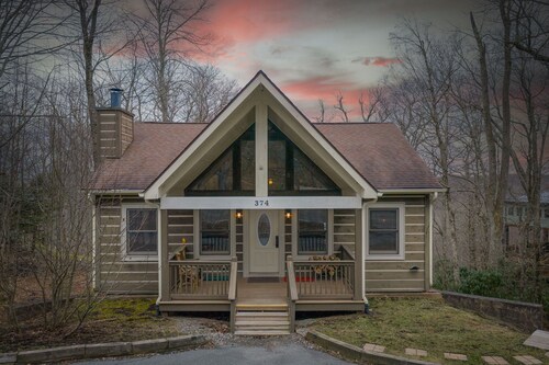 2 Master Suite Cabin! Walk to Appalachian Ski Mtn. Hot Tub, Game Room & Fire Pit