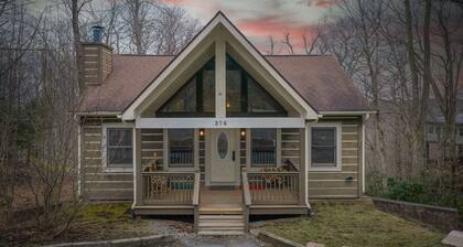 2 Master Suite Cabin! Walk to Appalachian Ski Mtn. Hot Tub, Game Room & Fire Pit