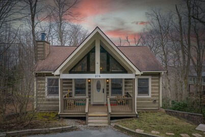 2 Master Suite Cabin! Walk to Appalachian Ski Mtn. Hot Tub, Game Room & Fire Pit