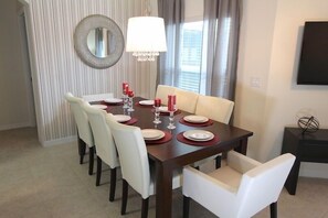 Appartement, plusieurs chambres | Repas dans la chambre