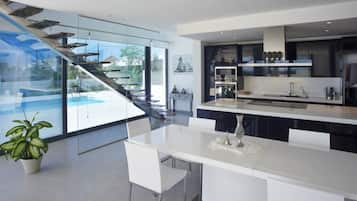 Villa, 3 habitaciones, piscina privada | Cocina privada | Frigorífico grande, microondas, horno y placa de cocina