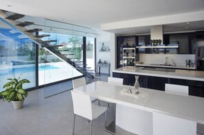 Vil·la, 3 dormitoris, piscina privada | Cuina privada | Frigorífic gran, microones, forn i placa de cuina 