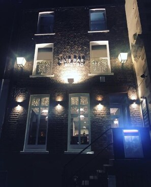 ด้านหน้าที่พัก - ตอนเย็น/กลางคืน