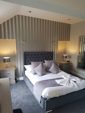 ห้องดีลักซ์ดับเบิล, วิวแม่น้ำ | เตารีด/โต๊ะรีดผ้า, Wi-Fi ฟรี, ผ้าปูที่นอน