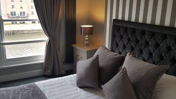 Habitación doble Deluxe, vista al río | Tabla de planchar con plancha, wifi gratis y ropa de cama