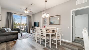 Télévision, baby-foot, table de tennis de table, écrans d'ordinateur