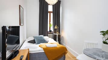 Quarto casal bĂĄsico, banheiro compartilhado (140cm bed) | Individualmente decorados, ferros/tĂĄbuas de passar roupa