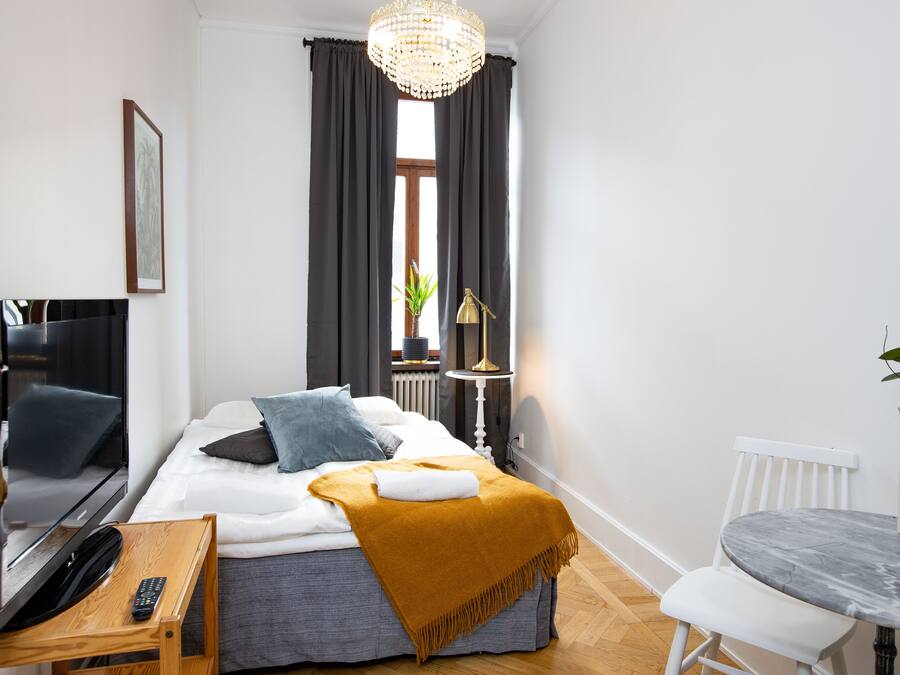 Basic Double Room, Shared Bathroom (140cm bed) | Individually decorated, iron/ironing board, free WiFi, bed sheets