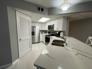 Frigorifero, microonde, forno, piano cottura