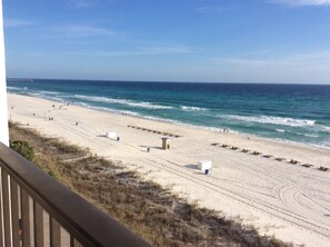 Sulla spiaggia, lettini da mare