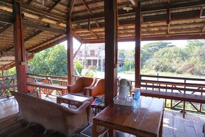 Lobby sitting area - Baan Thai Samuckee Chiangkhan (Chiang Khan)