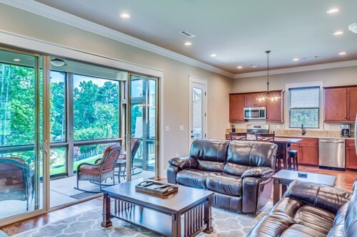 BRAND NEW & Spektakuläre Aussicht! Geladen mit erstklassigen Annehmlichkeiten ... WOW! 