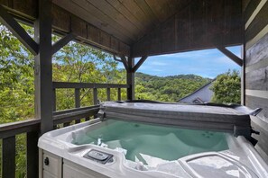 Outdoor spa tub - Comfortable Cabin in Boone (Boone)