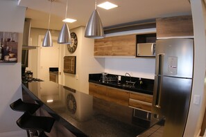 Apto de Luxo no Centro de Gramado, 1 Suite, 2 Banheiros, Mobiliado e Equipado 95m (103C) | Cozinha privada | Geladeira, micro-ondas, fogão, cooktop