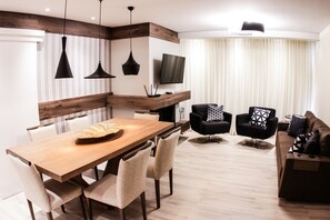 Apto de Luxo no Centro de Gramado, 2 Suites, Mobiliado e Equipado (302D) | Área de estar | TV LED 40 polegadas com canais a cabo, TV, lareira
