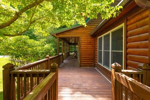 Terrace/patio - Cozy Beech Mountain Cabin Near Ski Slopes (Beech Mountain)