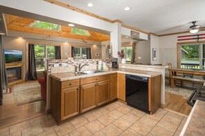Fridge, microwave, oven, stovetop - Cozy Beech Mountain Cabin Near Ski Slopes (Beech Mountain)