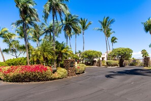 Property grounds - Spacious resort home with pool & hot tub - near beach & golf courses (Waikoloa)