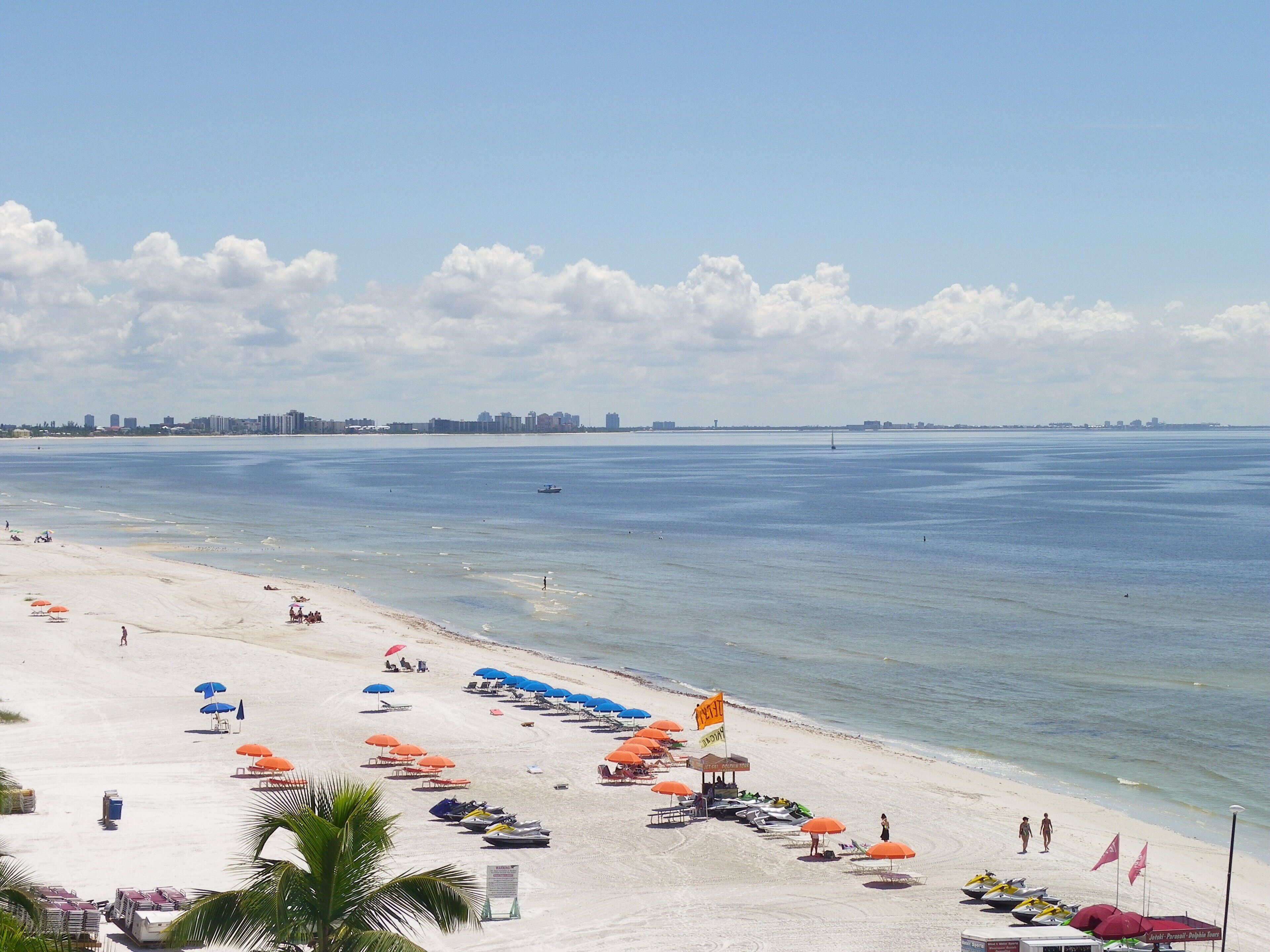 Beach nearby, sun loungers, beach towels
