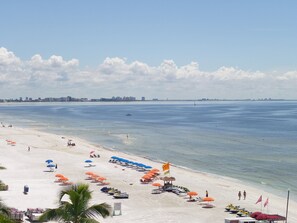 Vlak bij het strand, ligstoelen aan het strand, strandlakens