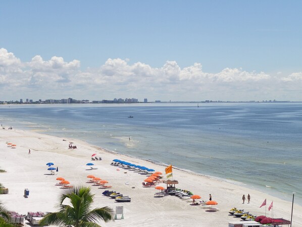 In Strandnähe, Liegestühle, Strandtücher