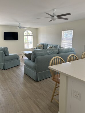 Een smart-tv, boeken en een computerscherm