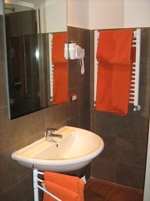 Habitación Confort con 1 cama matrimonial o 2 individuales, vista a la ciudad | Baño | Regadera, amenidades de baño gratuitas, secadora de cabello, bidet 