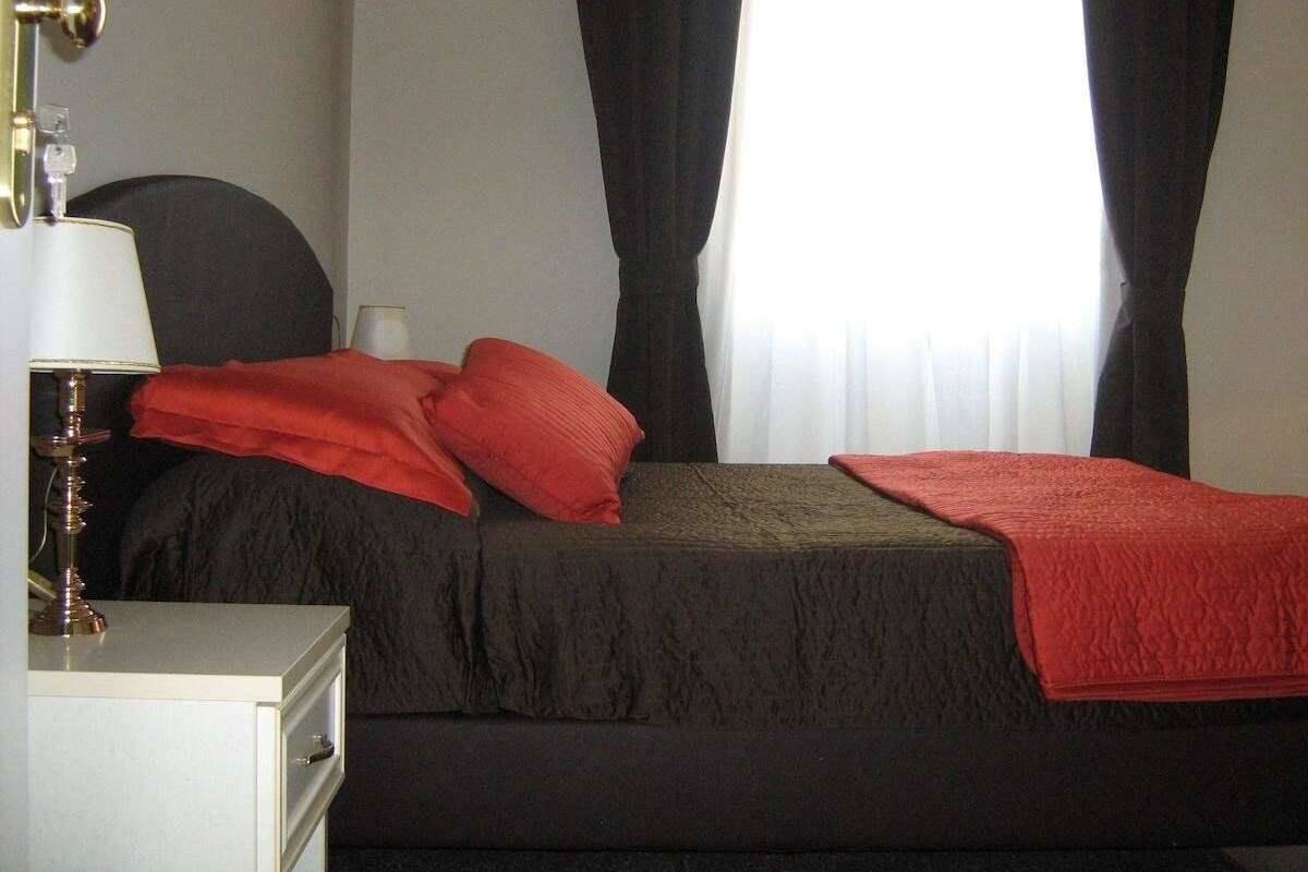 Comfort Tek Büyük veya İki Ayrı Yataklı Oda, Şehir Manzaralı | Kaliteli yatak takımı, masa, dizüstü bilgisayar çalışma alanı